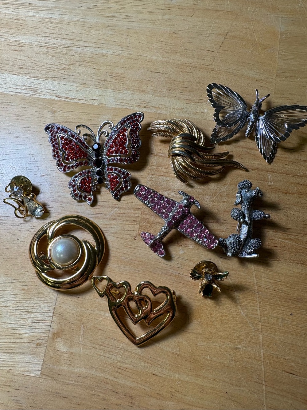 Bundle of 9 brooches and pins